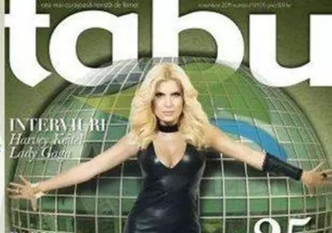 Elena Udrea își face cizmele cu cremă! Ce ai vrea să-i pună Moșul în ele?