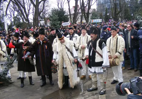 Sute de cete de urători au luat cu asalt centrul Sucevei | FOTO