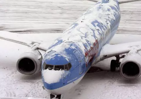 Vremea a dat peste cap şi traficul aerian din Bucureşti. Mai multe curse de pe Otopeni şi Băneasa au fost anulate