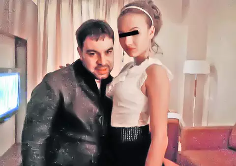 Manelistul a dat un concert privat într-o cameră de hotel cu două tinere, după o seară de zbânţuială în club