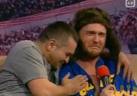 Un cunoscut actor de stand-up comedy şi-a cerut iertare în lacrimi de la Doroftei. Vezi pentru ce! FOTO