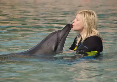 Experienţe inedite pentru Loredana în vacanţă! S-a sărutat cu delfinii!