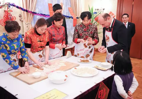 V-aţi fi putut imagina aşa ceva? Băsescu se pricepe la bucătăria chinezească! FOTO