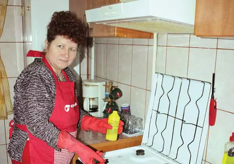 Românii urăsc să calce rufele şi să spele aragazul