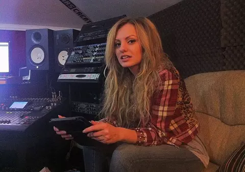 Alexandra Stan, într-o ipostază inedită pentru fani! Vezi cum arată cântăreaţa în focul creaţiei!