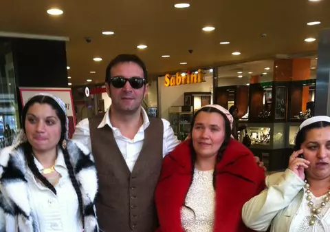 Daniel Buzdugan, asaltat de admiratoare la mall | FOTO