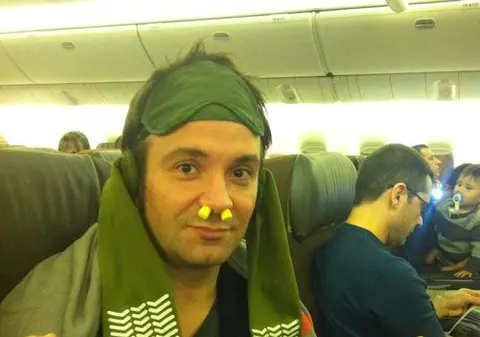 Daniel Buzdugan îl imită pe Mr. Bean, punându-şi ciorapi în urechi şi dopuri în nas