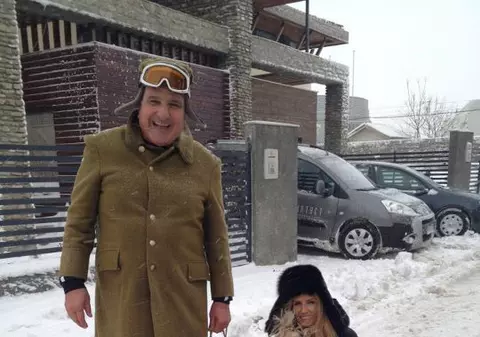 Andreea Bănică se bucură ca un copil de zăpadă. L-a convins pe Rică Răducanu s-o tragă cu sania!