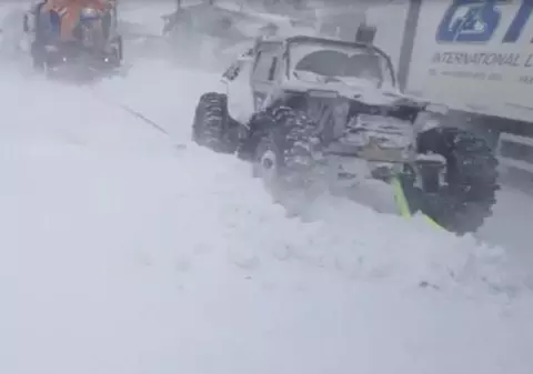 Jurnal în iadul alb: 40 de suflete salvate din caroseriile mașinilor înghițite de zăpadă