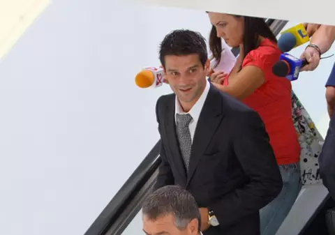 Pentru a continua la Milano, Chivu este forţat să renunţe la fraţii Becali