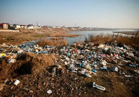 În ce hal arată malurile lacului Dobroeşti! FOTO