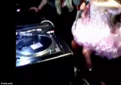 Fetiţă de cinci ani, dusă în club de mama ei să cânte versuri obscene | VIDEO