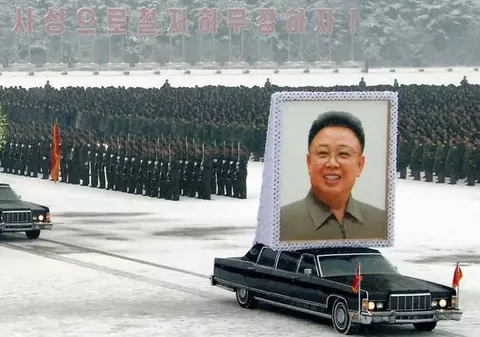 Corpul neînsufleţit al lui Kim Jong-il va fi îmbălsămat şi expus