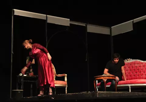 Radu Vâlcan debutează în teatru cu spectacolul “Primăvară la Roma a Doamnei Stone”