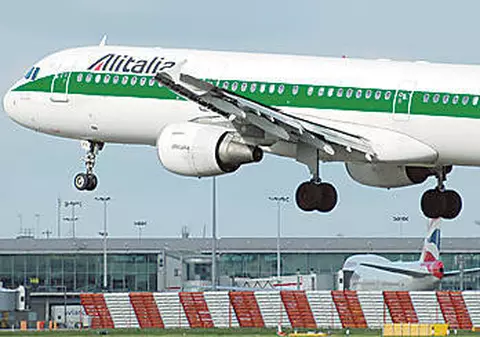 Cel puțin trei miliarde de euro vor fi injectate de guvernul italian în compania aeriană Alitalia
