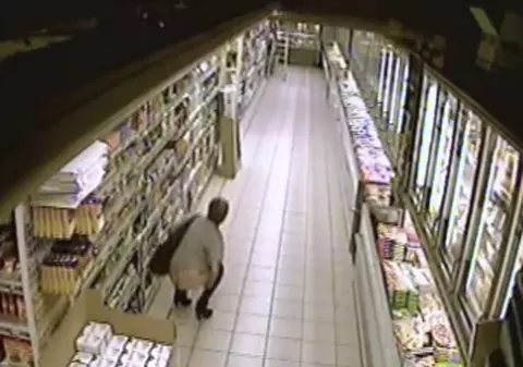 Strigător la cer! O femeie a făcut "treaba mare" într-un supermarket | VIDEO