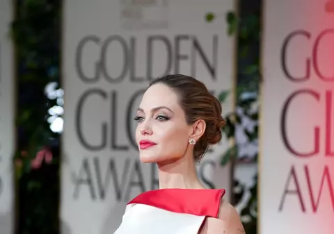 Angelina Jolie, sobră şi cu nasul pe sus la Golden Globes | FOTO