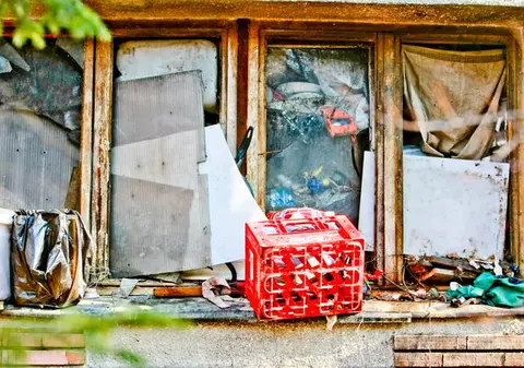 Şi-a transformat apartamentul în ghenă de gunoi