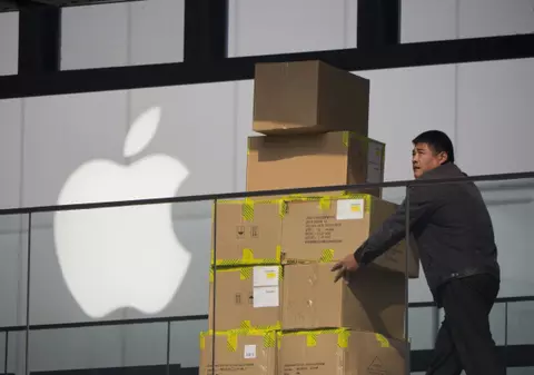 INUMAN! În ce condiţii lucrează muncitorii chinezi de la Apple!