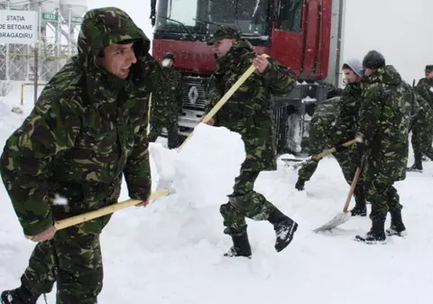 TAB-urile armatei au deblocat centura Capitalei. Militarii au tractat TIR-urile înţepenite în nămeţi