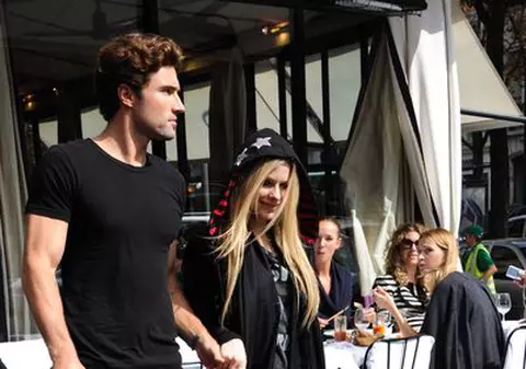 Avril Lavigne e din nou singurică