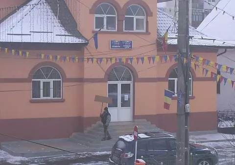 Culmea protestelor! Un localnic din Baia de Arieş protestează singur, în faţa Primăriei!