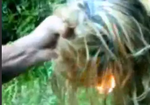 ŞOCANT! Un grup de golani bat un băiat şi-i dau foc la păr | VIDEO