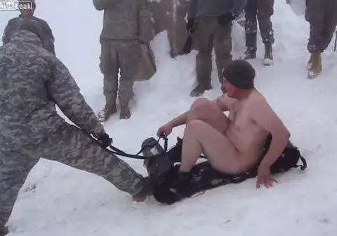 Ce fac soldații americani în Afganistan de plictiseală? Își dau chiloții jos și...! VIDEO