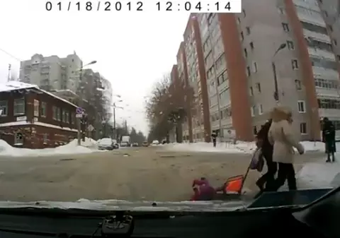 Ce neglijenţă! Uite ce păţeşte un copil, pentru că mama lui nu e atentă | VIDEO