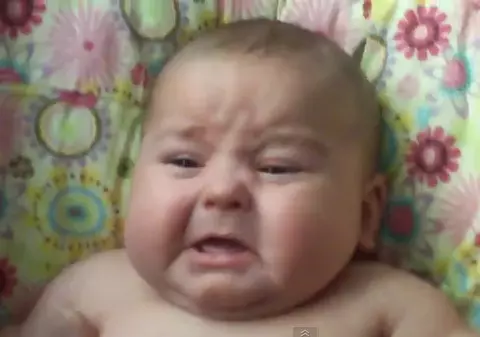 Un bebe se sperie groaznic! Iată ce i s-a întâmplat | VIDEO