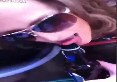 Uite ce face o blondă când i se dă o sticlă de bere | VIDEO