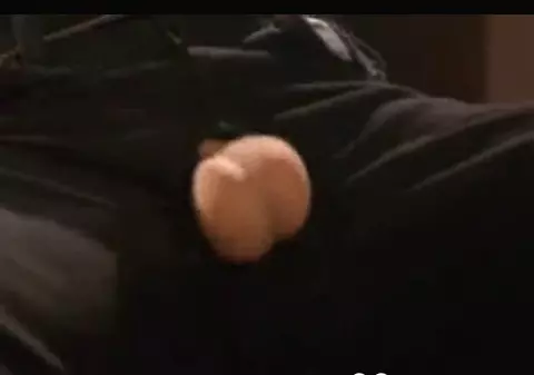 INTERZIS MINORILOR | În bar, cu testiculele la vedere! Vezi reacţia fetelor! | VIDEO