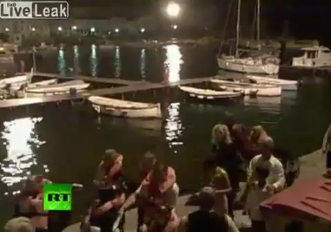 Doi tineri însurăţei, salvaţi de pe vasul de croazieră naufragiat | VIDEO