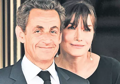 Carla Bruni, soţia preşedintelui Sarkozy, acuzată că a furat 3.500.000 de euro