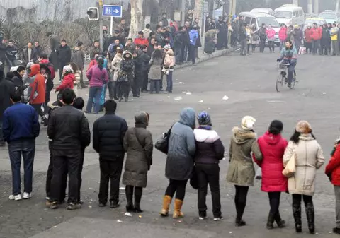 300 de muncitori ai unei fabrici Microsoft din China au ameninţat că se sinucid