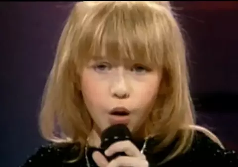 Ghiceşti cine e fetiţa blondă şi talentată din filmuleţul vechi de 12 ani? | VIDEO
