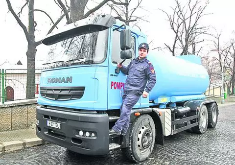A adus apă cu cisterna pentru agheasmă