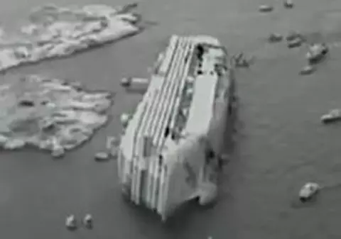 Imagini uimitoare! Pasagerii de pe Concordia stau la rând pentru a fi salvați de la moarte | VIDEO