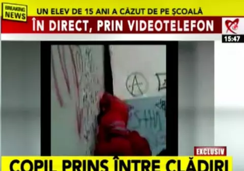 OPERAŢIUNE DRAMATICĂ DE SALVARE! Un copil a căzut între două clădiri. Blocat, cu ambele picioare rupte