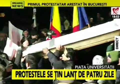 54 de protestatari reţinuţi, 5 răniţi şi mii de oameni în stradă, în toată ţara | FOTO
