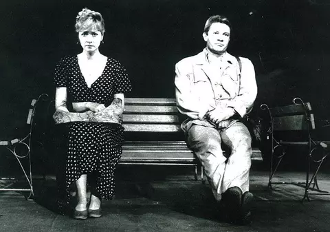 Un echipaj SMURD îi acordă asistenţă soţiei lui Emil Hossu. Corpul său încă nu a fost luat de la teatru