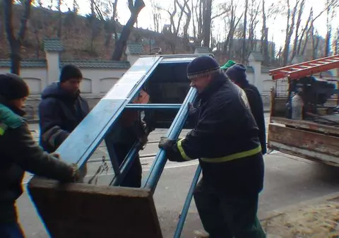 A început demolarea cabinelor telefonice din Capitală