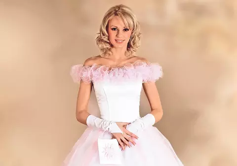 Designerii le propun mireselor să aleagă bej, auriu, gri, roz sau piersică