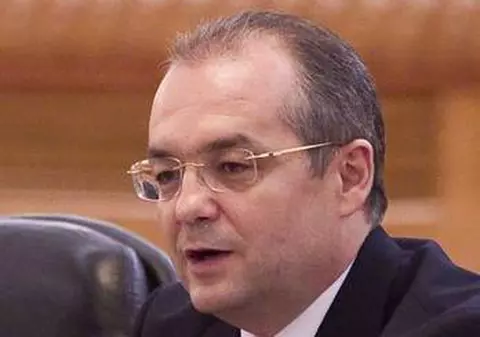 Emil Boc, despre proteste: "Ştiu că românii trec prin vremuri grele, dar dialogul este soluţia şi nu violenţa"