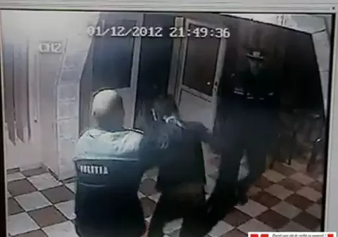 O femeie din Vrancea, bătută de poliţişti | VIDEO EXPLICIT