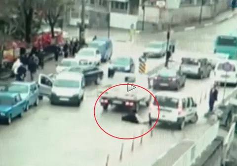 ŞOCANT! O femeie, călcată pe cap de un camion | VIDEO