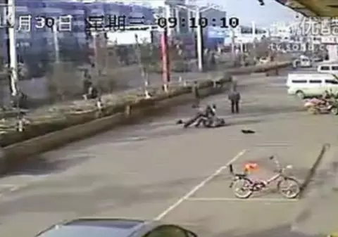 O chinezoică omorâtă în plină stradă, pentru că nu s-a lăsat jefuită. Nepăsarea trecătorilor e devastatoare! | VIDEO ŞOCANT