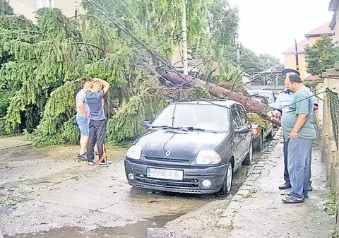 Șase judeţe şi Capitala, afectate de furtună. Vezi ce pagube s-au produs!