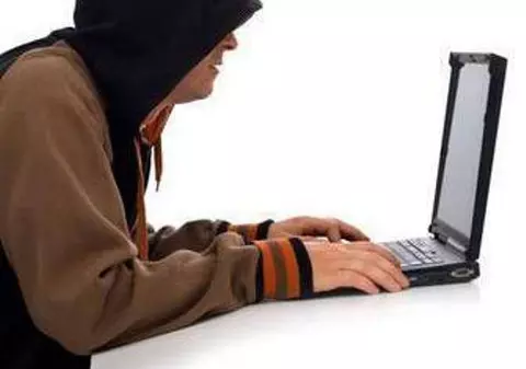 Hackerul român care a spart serverele armatei SUA, NASA şi Pentagonului, ridicat de DIICOT