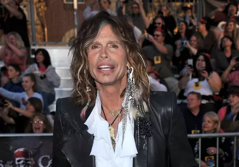 Se pregăteşte intens pentru nuntă! Steven Tyler şi-a sfinţit casa din Hawaii!